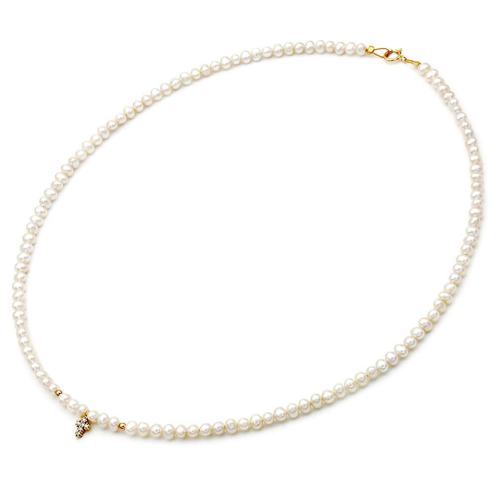 Κολιέ λευκά μαργαριτάρια γλυκού νερού Fresh Water Pearl διαμέτρου 3,0 έως 3,5 χιλιοστών σε σχήμα Round (στρόγγυλο) ποιότητας ΑAΑΑ. Διαθέτει χρυσό κούμπωμα ασφαλείας 14 καρατίων. Είναι δεμένο με ειδικό ατσαλόσυρμα υψηλής αντοχής σε κίτρινο χρωματισμό. Το συνολικό του μήκος είναι 43 – 44 εκατοστά, όμως μπορείτε να το παραγγείλετε σε όποιο μήκος επιθυμείτε.